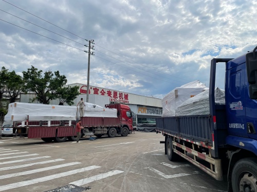 Pengiriman Muatan Truk Ganda: Jalur Produksi Edge Bander Berangkat ke Pelanggan Global